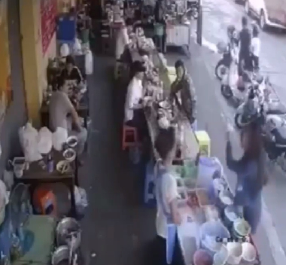 มันต้องดราม่าแน่ๆ เดือดกลางตลาดดัง!! "ลูกค้าหัวร้อน" ปาขนมจีนน้ำยาร้อนๆ ใส่หน้าแม่ค้า แผลเหวอะ ไม่พอใจสั่งถุงใหญ่ให้ถุงเล็ก!!?? (ชมคลิป)