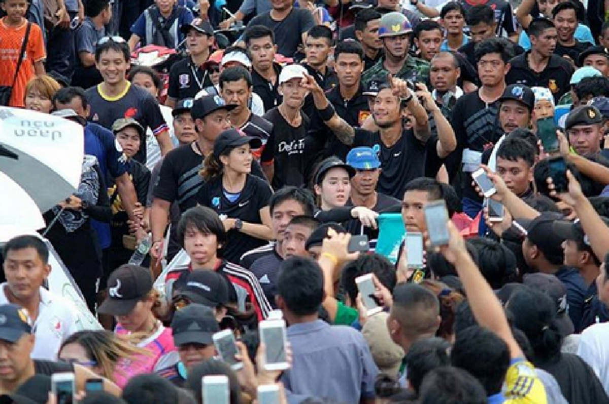 เปิดตัวตน จุ้มจิ้ม วรนันท์ คนที่พี่ตูนถามว่า “ไหวมั้ยคะ พี่ขอโทษนะ ต้องมาเหนื่อยเลย” พร้อมเผยเรื่องราวสุดซึ้งของ ตูน บอดี้สแลม