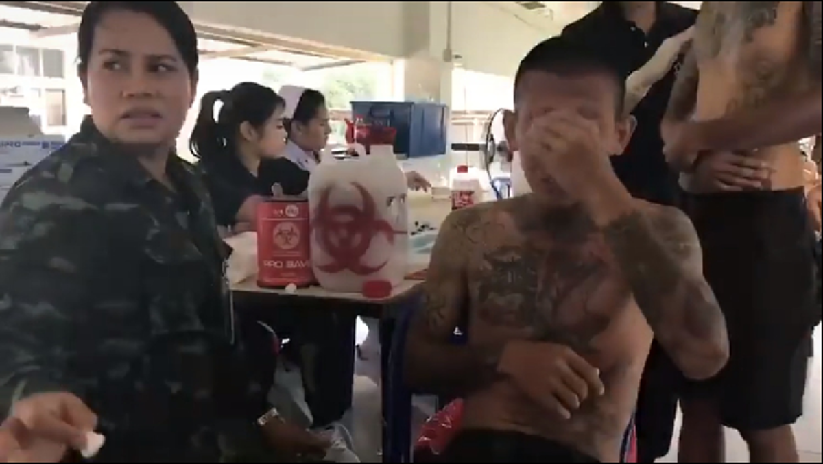 โอ๋ โอ๋ ไม่ร้องนะ !! ทหารกลัวเข็มฉีดยา พยาบาล หมอช่วยกันกล่อมกันยกใหญ่ (คลิป)