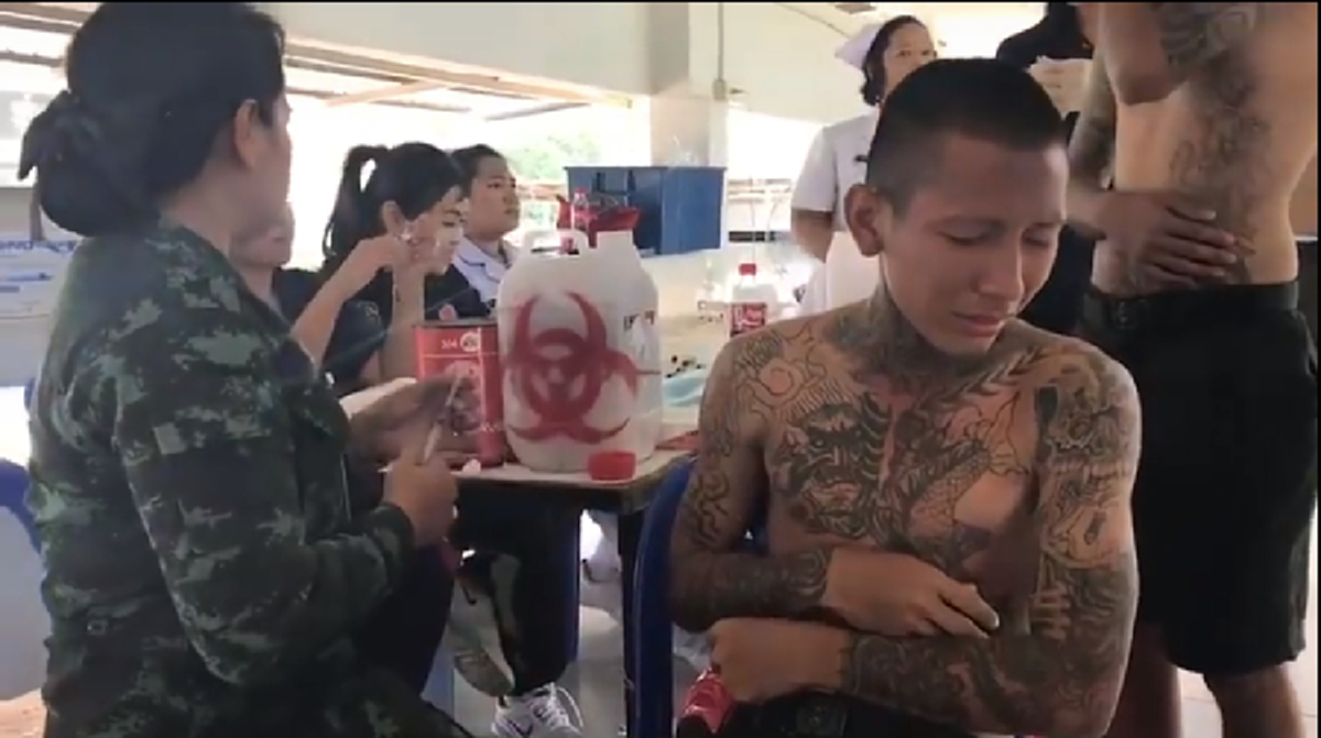 โอ๋ โอ๋ ไม่ร้องนะ !! ทหารกลัวเข็มฉีดยา พยาบาล หมอช่วยกันกล่อมกันยกใหญ่ (คลิป)