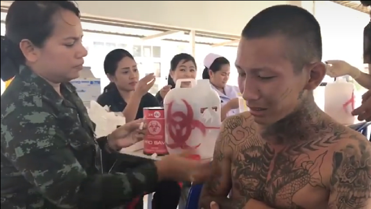 โอ๋ โอ๋ ไม่ร้องนะ !! ทหารกลัวเข็มฉีดยา พยาบาล หมอช่วยกันกล่อมกันยกใหญ่ (คลิป)