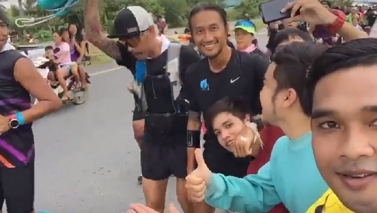 ไม่คิดไม่ฝันเลย!!! นาทีกลุ่มวัยรุ่นสาธิตการเซลฟี่กับ "พี่ตูน" อย่างถูกต้อง จู่ๆ พี่ตูนวิ่งมาโผล่ถ่ายรูปด้วย ร้องตะโกนลั่น ดีใจกันยกแก๊งค์!!!