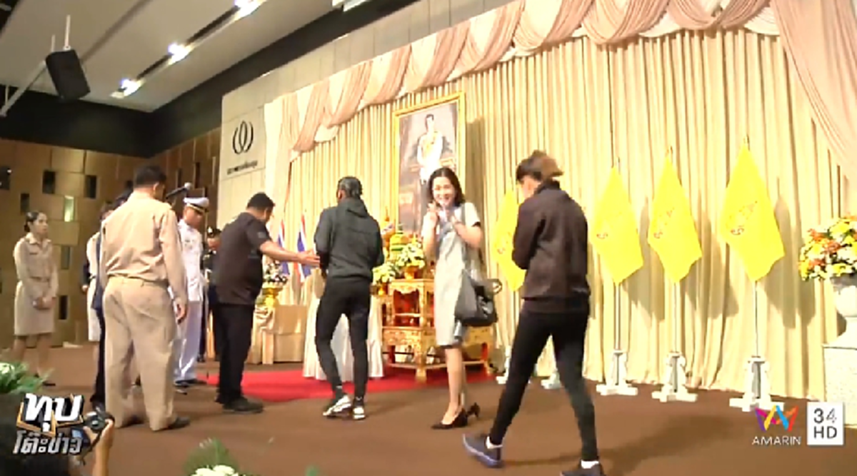 สุดปลื้มปีติ..น้ำตาคลอ!!! "ตูน บอดี้สแลม" เข้ารับดอกไม้-สิ่งของพระราชทาน สมเด็จพระเจ้าอยู่หัว มีพระกระแสรับสั่ง เป็นกำลังใจ!!! (ชมคลิป)