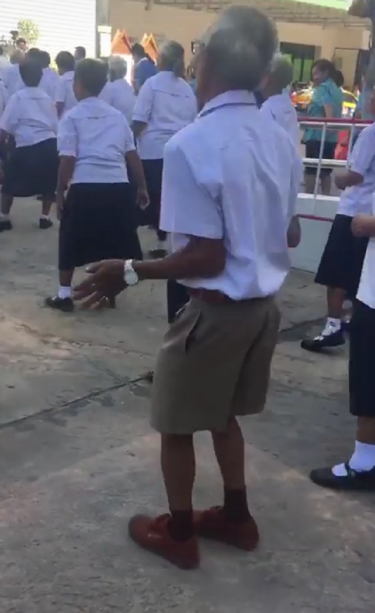 เป็นตาฮักแฮง!! สุดๆ สเต็ปแดนซ์คุณตาขยับแข้งขาย้อนวัย #ผู้บ่าวขาเลาะ เวอร์ชั่นนี้บอกเลย รุ่นไหนเห็นก็ต้องยอมยกใจให้ (คลิป)