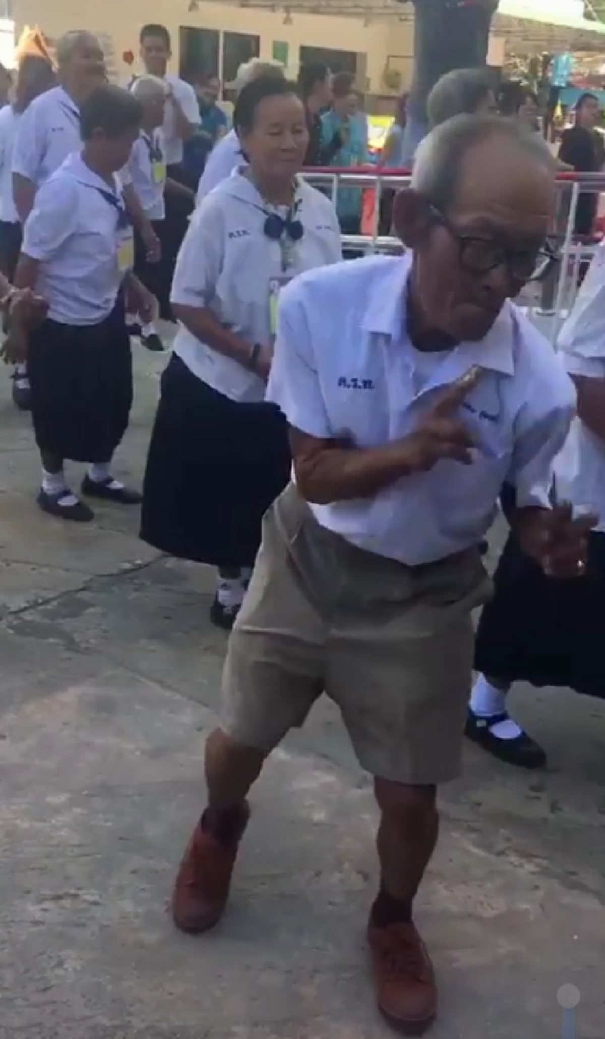 เป็นตาฮักแฮง!! สุดๆ สเต็ปแดนซ์คุณตาขยับแข้งขาย้อนวัย #ผู้บ่าวขาเลาะ เวอร์ชั่นนี้บอกเลย รุ่นไหนเห็นก็ต้องยอมยกใจให้ (คลิป)