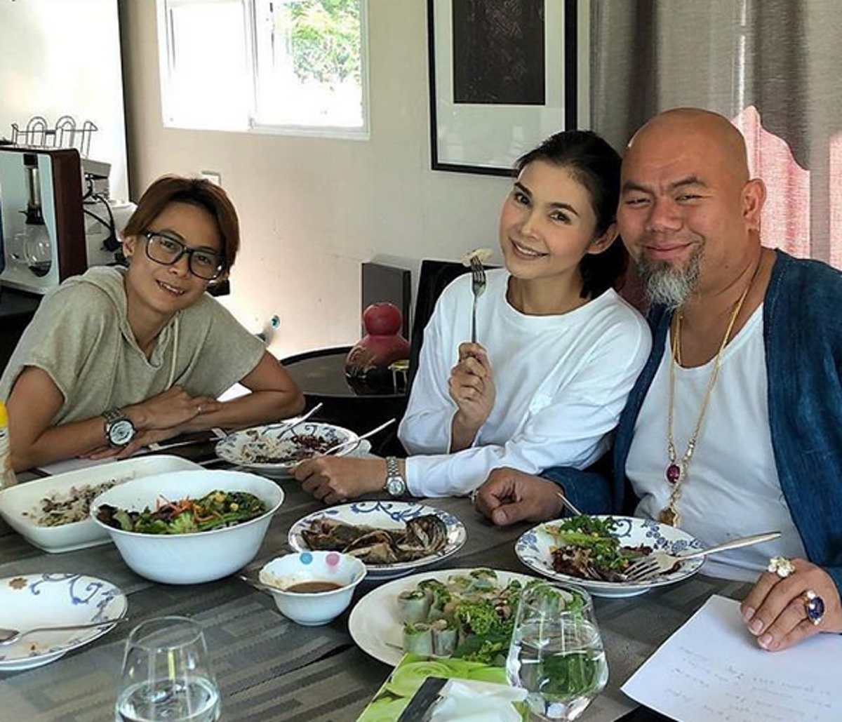 งวดนี้เข้าแน่ !! ส่องทะเบียนรถหรู "ฝน ธนสุรทร" ที่มี "ซินแสเป็นหนึ่ง"วางมือไว้ที่รถ เป็นการการันตีความแม่น! เลขอะไรตามไปดู ?? (ชมภาพ)