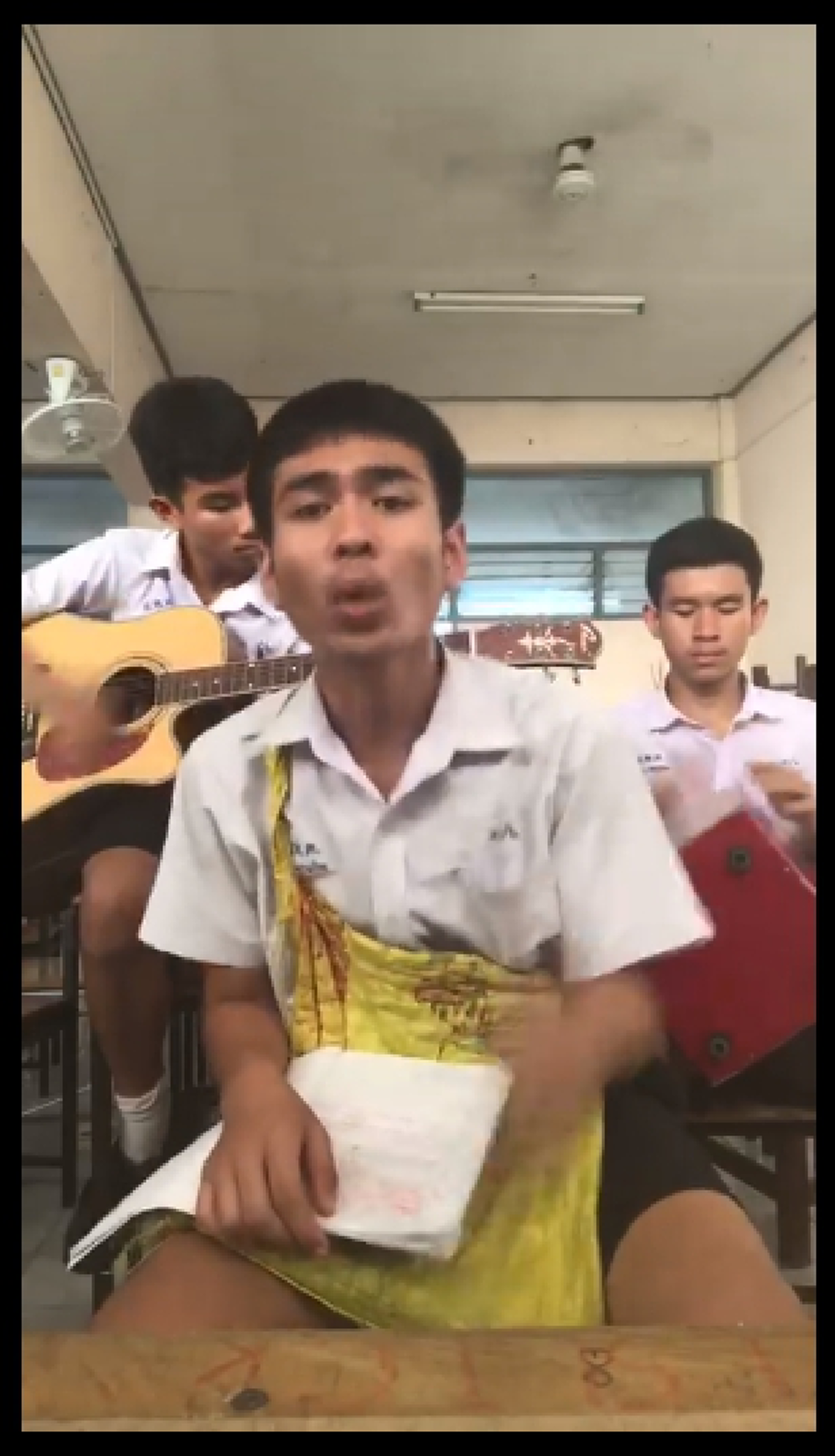ดูหรือยัง? แชร์สนั่นล้นโซเชียล!! นร.หลังห้องออกมาร้องเพลง เจ็บใจหลังไม่ถูกหวย แทงใจดำคอหวยเต็มๆ ข้ามวันมีคนชม ถึง 3 ล้านวิว (ชมคลิป)