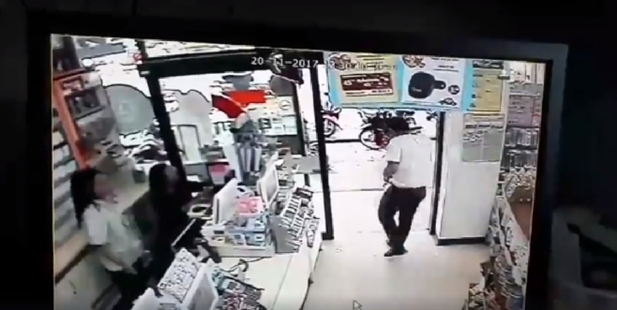 ถึงกับต้องใช้ปืน?! คลิปวินาทีที่วัยรุ่น เดินเข้ามาซื้อบุหรี่ในร้านสะดวกซื้อ แต่เงินไม่พอ เลยควักปืนขึ้นมาปล้นบุหรี่จากพนักงานในร้าน!(มีคลิป)