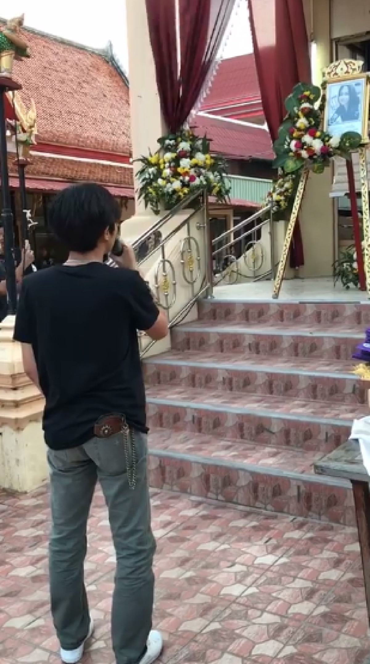 มันแทบจะขาดใจ!! หนุ่มร้องเพลงส่งเพื่อน หน้าโรงศพ ยิ่งดูยิ่งน้ำตาไหล ไม่ต้องห่วงนะ ดีใจที่ได้รู้จัก..ก่อนรู้ความจริงหนุ่มคนดังกล่าวดังระดับ