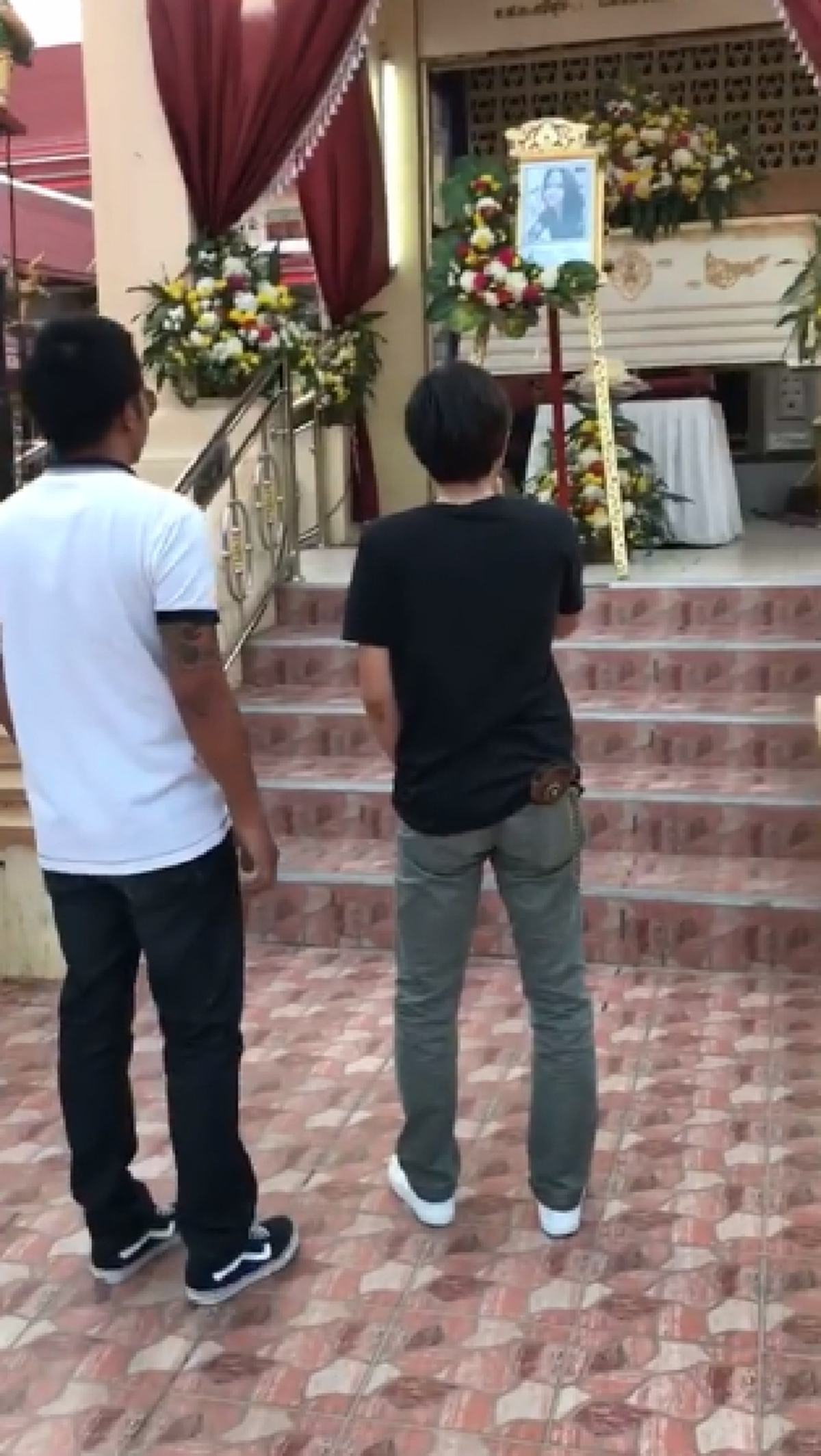 มันแทบจะขาดใจ!! หนุ่มร้องเพลงส่งเพื่อน หน้าโรงศพ ยิ่งดูยิ่งน้ำตาไหล ไม่ต้องห่วงนะ ดีใจที่ได้รู้จัก..ก่อนรู้ความจริงหนุ่มคนดังกล่าวดังระดับ