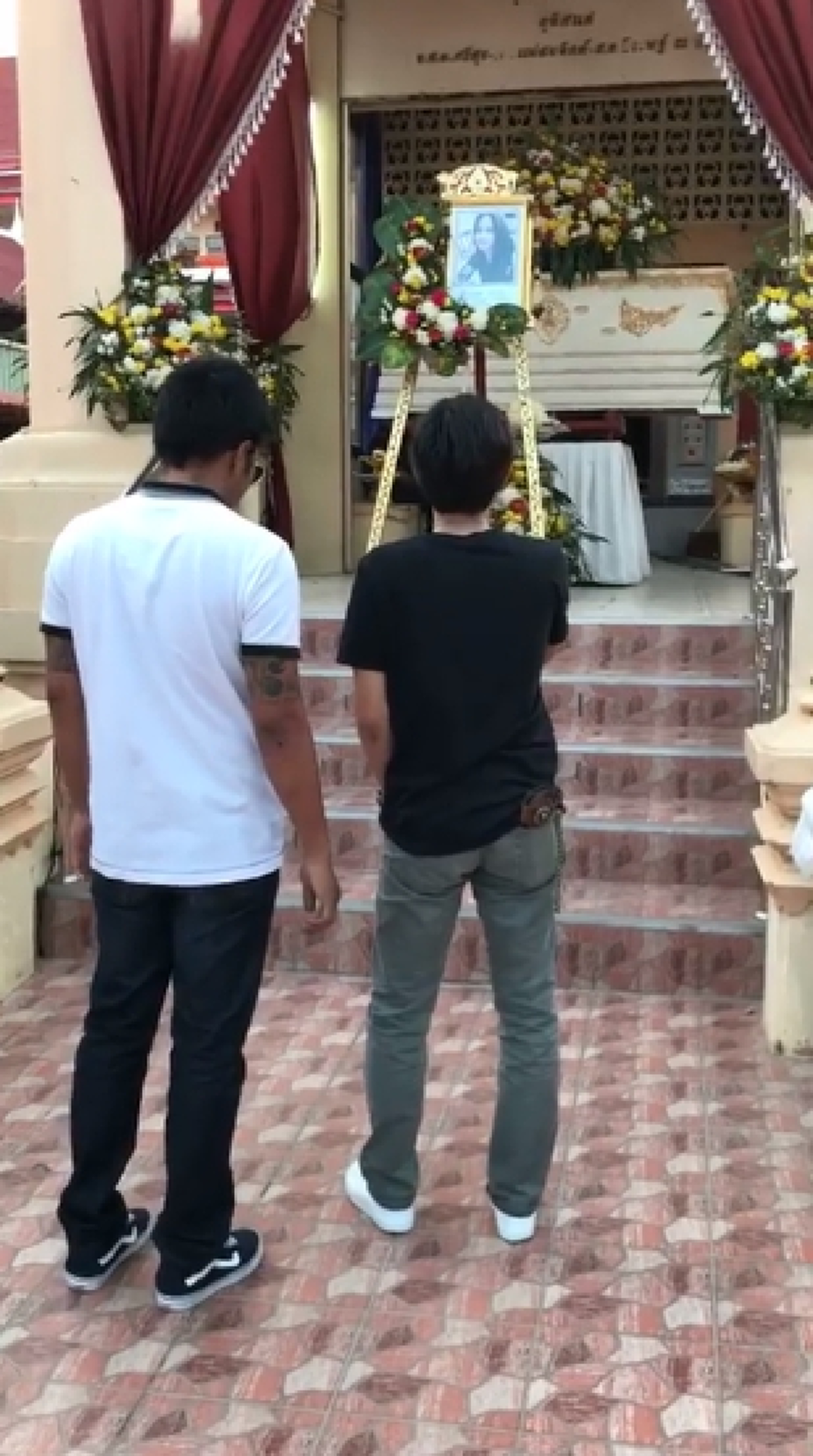 มันแทบจะขาดใจ!! หนุ่มร้องเพลงส่งเพื่อน หน้าโรงศพ ยิ่งดูยิ่งน้ำตาไหล ไม่ต้องห่วงนะ ดีใจที่ได้รู้จัก..ก่อนรู้ความจริงหนุ่มคนดังกล่าวดังระดับ