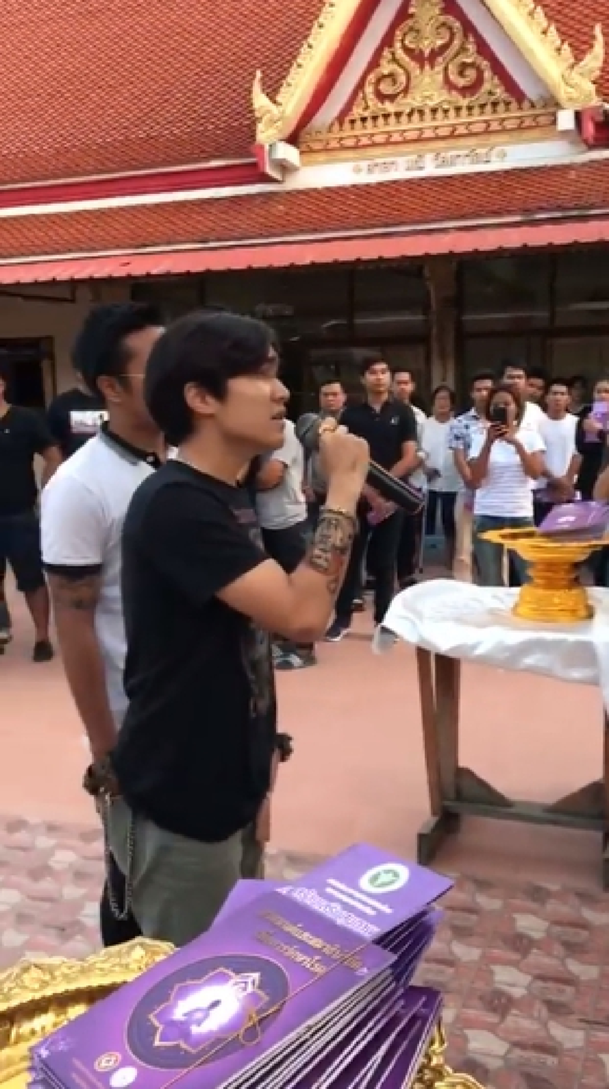 มันแทบจะขาดใจ!! หนุ่มร้องเพลงส่งเพื่อน หน้าโรงศพ ยิ่งดูยิ่งน้ำตาไหล ไม่ต้องห่วงนะ ดีใจที่ได้รู้จัก..ก่อนรู้ความจริงหนุ่มคนดังกล่าวดังระดับ