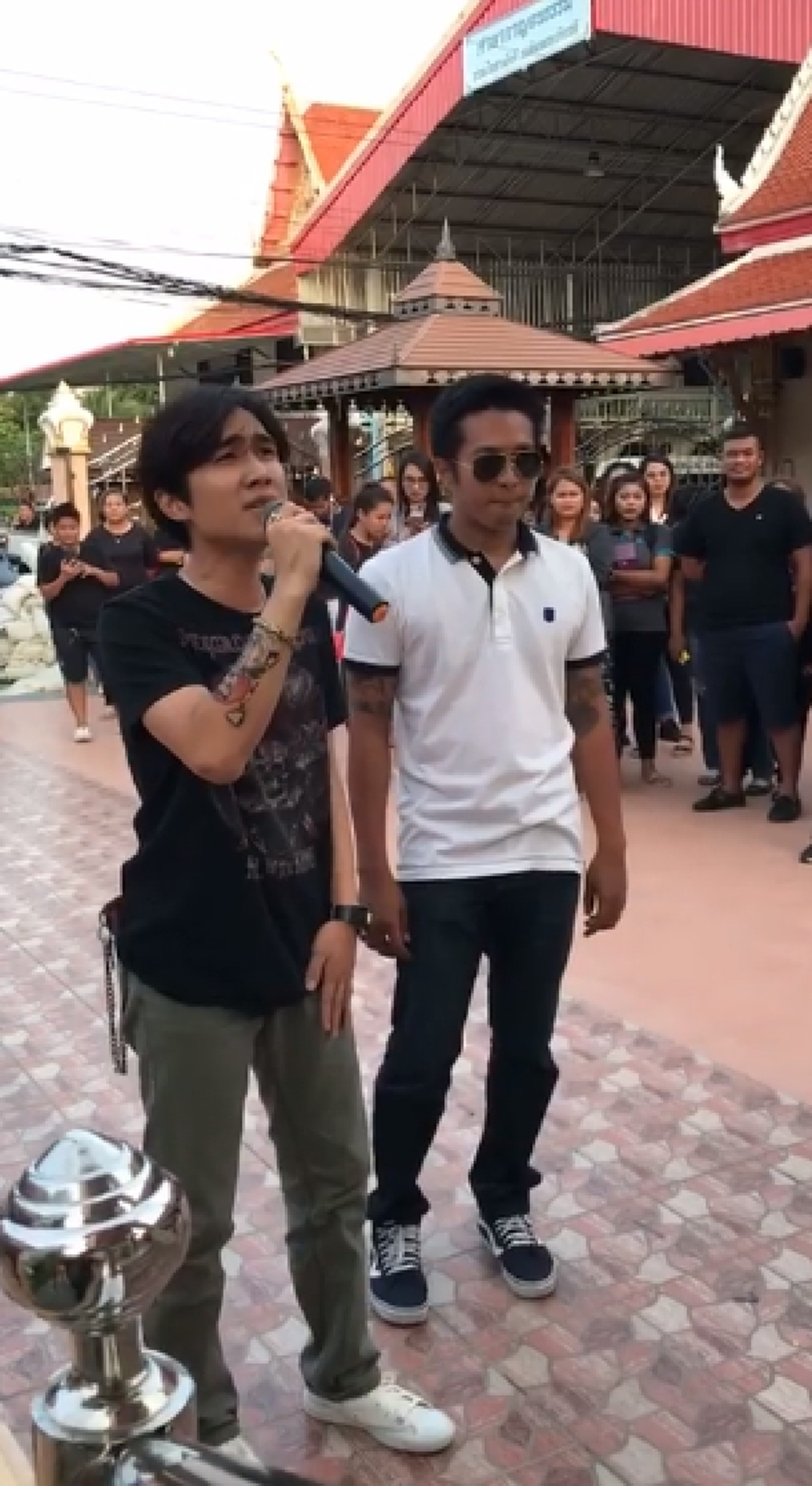 มันแทบจะขาดใจ!! หนุ่มร้องเพลงส่งเพื่อน หน้าโรงศพ ยิ่งดูยิ่งน้ำตาไหล ไม่ต้องห่วงนะ ดีใจที่ได้รู้จัก..ก่อนรู้ความจริงหนุ่มคนดังกล่าวดังระดับ