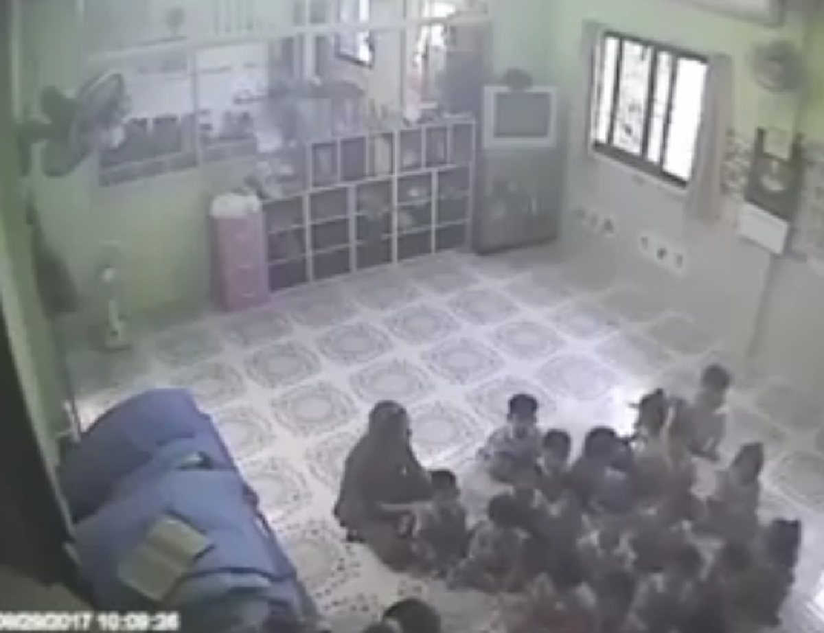 ใจอำมหิต!! แฉคลิป ครูพี่เลี้ยงใจโหด ทำร้ายเด็กรุนแรง จิกหัวตบ-ดึงหูกระชากผม ก่อนร้องสำนักงานเขต ได้คำตอบ..บอกให้จบแค่นี้!! (ชมคลิป)