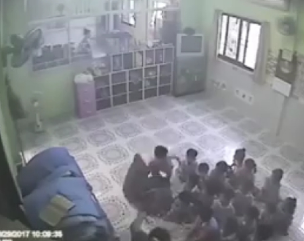 ใจอำมหิต!! แฉคลิป ครูพี่เลี้ยงใจโหด ทำร้ายเด็กรุนแรง จิกหัวตบ-ดึงหูกระชากผม ก่อนร้องสำนักงานเขต ได้คำตอบ..บอกให้จบแค่นี้!! (ชมคลิป)