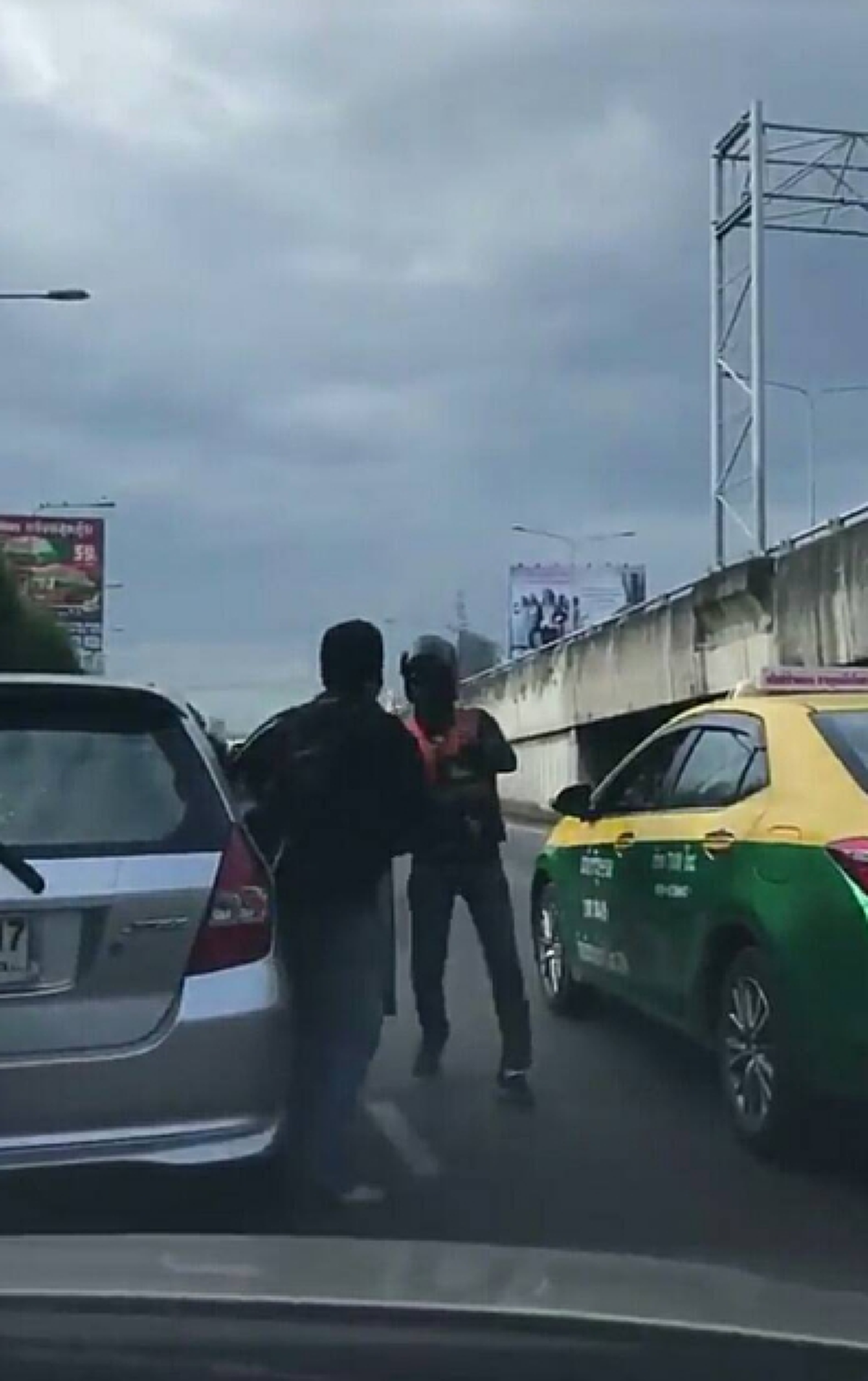 แชร์ว่อนโซเชียลชายหัวร้อนไล่ทุบเก๋งขณะขึ้นทางด่วน กระจกแตกยับ มอเตอร์ไซค์วินห้ามก็ไม่ฟัง สภาพกระชากลากสาวลงจากรถอย่างโหด