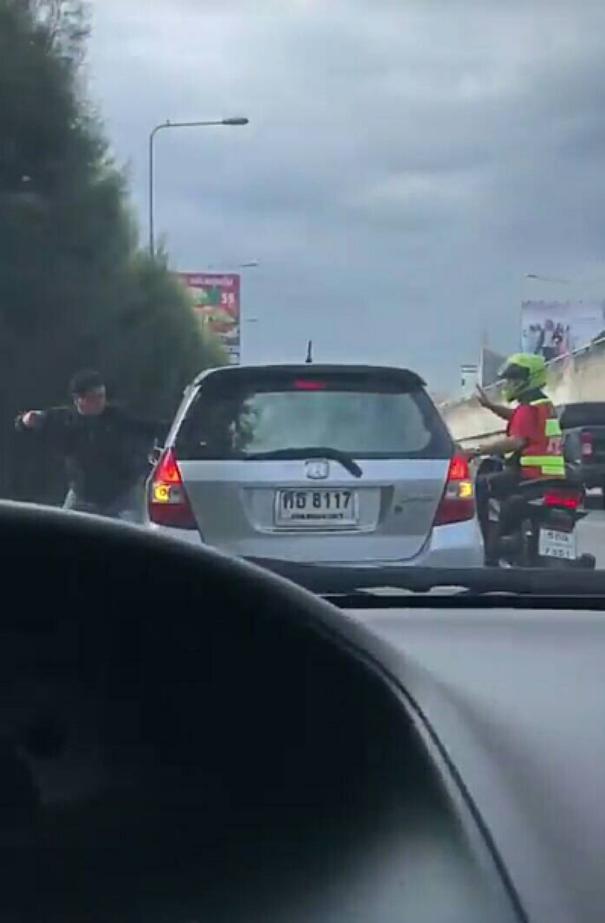 แชร์ว่อนโซเชียลชายหัวร้อนไล่ทุบเก๋งขณะขึ้นทางด่วน กระจกแตกยับ มอเตอร์ไซค์วินห้ามก็ไม่ฟัง สภาพกระชากลากสาวลงจากรถอย่างโหด