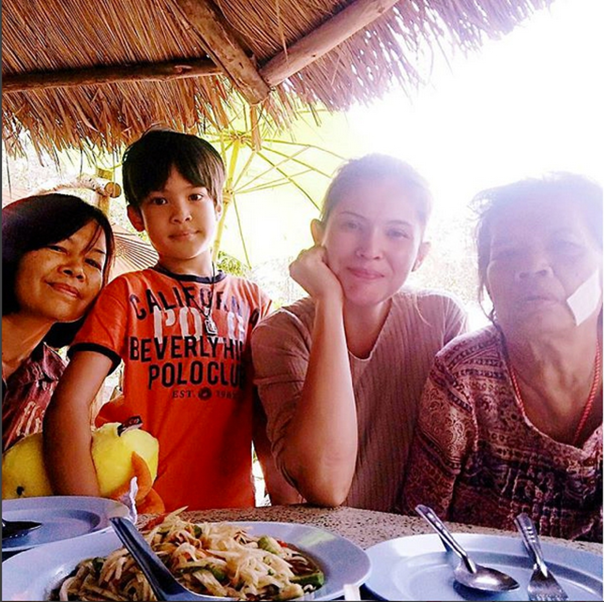 ชีวิตจริงยิ่งกว่านิยาย !! ส่องชีวิตคุณแม่เลี้ยงเดี่ยว &quot;แอนนี่บรู้ค&quot; และ&quot;ลูกชายน้องฑีฆายุ&quot; ใช้ชีวิตติดดินสุดๆ! นอนกลางทุ่ง..