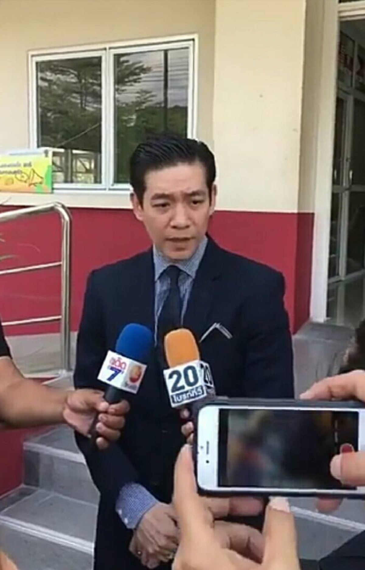 ทนายรูปหล่อโดดป้อง"หนอ วีระชัย" อย่าฟังความข้างเดียว #สุดอึ้งเพจดังเปิดประเด็น เจ้าตัวมีชื่อโดนคดีพกปืนเบ่งด่าตร.แต่สอบแล้วไม่น่าใช่??