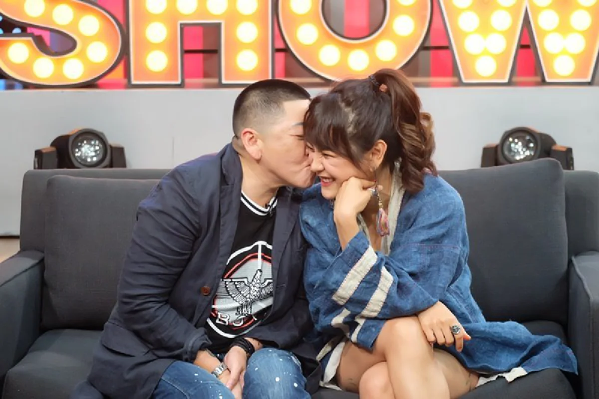 ***อุปสรรคพิสูจน์รักแท้!!! "ป๋าต๊อบ-ปีใหม่" เคลียร์ชัดคำถามที่คนสงสัย ชอบเพราะนม - แต่งเพราะเงิน !? (คลิป)