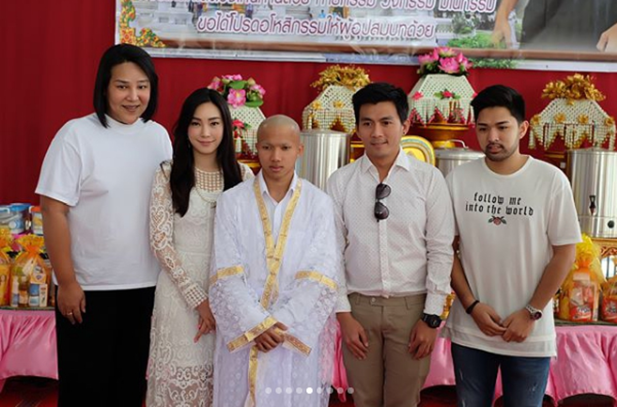 *สุดซึ้งน้ำตาซึม!!! "เจ ชนาธิป" บวชอุปสมบททดแทนพระคุณพ่อแม่ "เมย์ พิชญ์นาฎ" แฟนสาวร่วมปลงผมด้วย!!! (ชมคลิป)