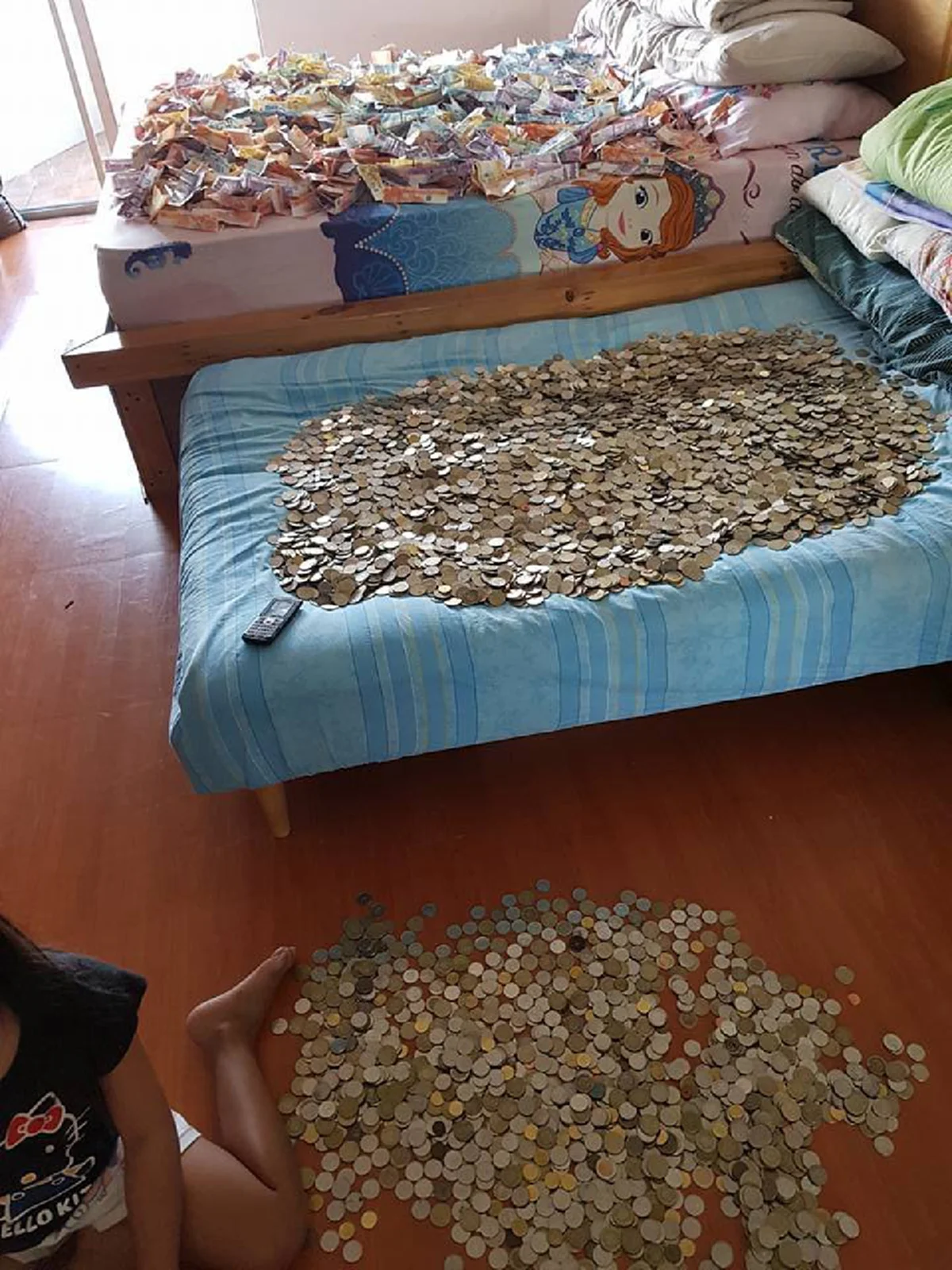 #คนแชร์เป็นแสน!! "ครอบครัว" แข่งขันกัน "ออมเงินให้ได้1ปี" ก่อนจะนำมากองรวมกัน เต็มๆ 2 เตียง เห็นแล้วถึงกับอึ้ง มากจนนับกันไม่ไหว !! (ชมคลิป)