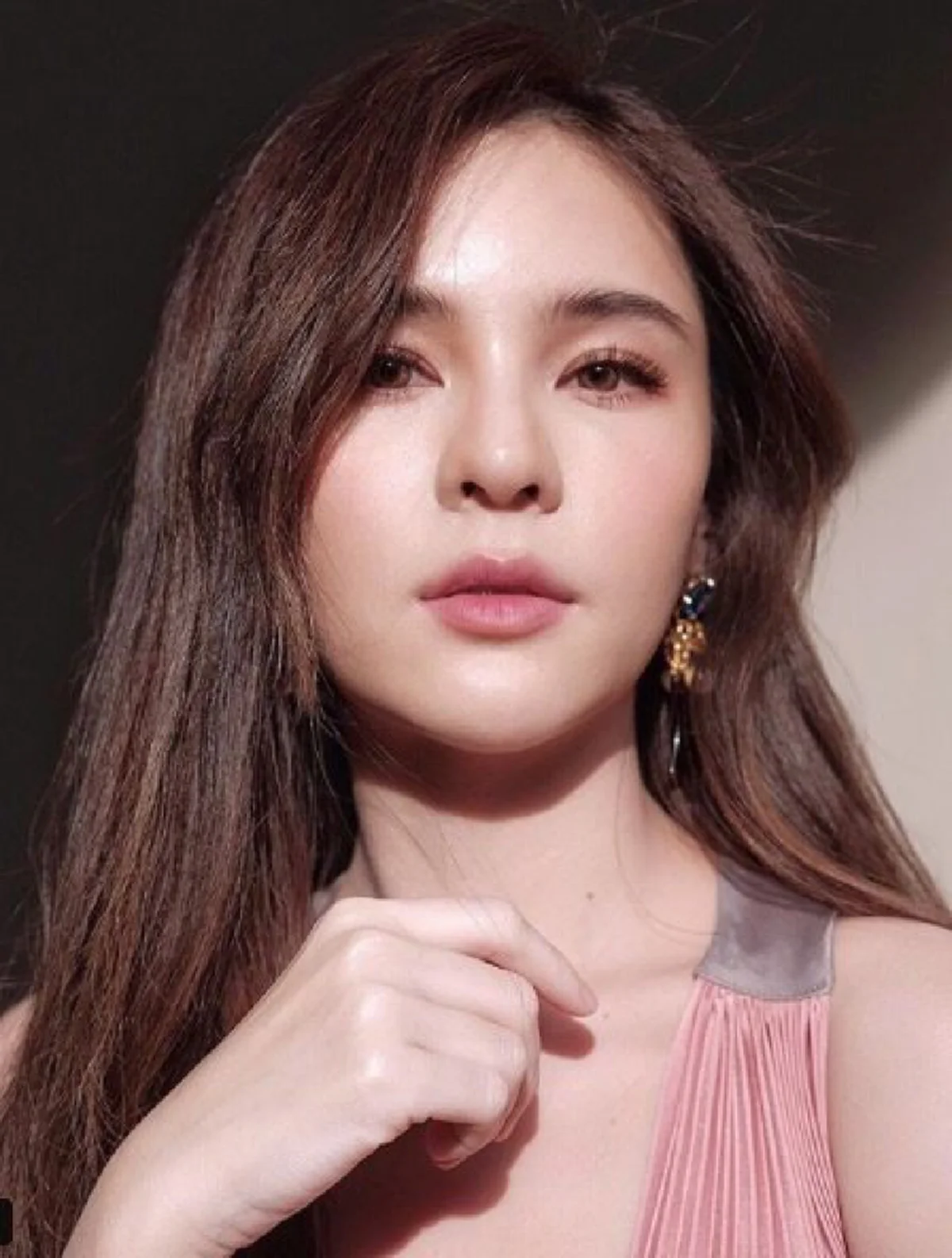 “เพจดัง” เผยภาพลับ “แอมป์-ออม” แนบชิดสนิทสนม!  แต่ชาวเน็ตดันตาดี? เห็นความพยายามของ “สาวออม” ที่จะเทียบรัศมีของ “อั้ม พัชราภา” บอกได้คำเดียว ปั๊วะค่ะ ?? 