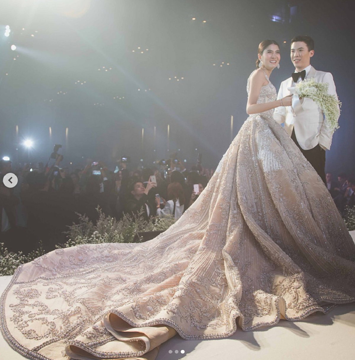 *สุดเวอร์วังอลังการ!!! งานวิวาห์คู่รักพันล้าน “มาร์กี้ ราศรี -ป๊อก ภัสสรกรณ์” จัดเต็มชุดเจ้าสาวสุดหรู พร้อมแหวนเพชร 4.1 กะรัต! คนบันเทิงร่วมงานคับคั่ง!!! (ชมคลิป+ภาพ)