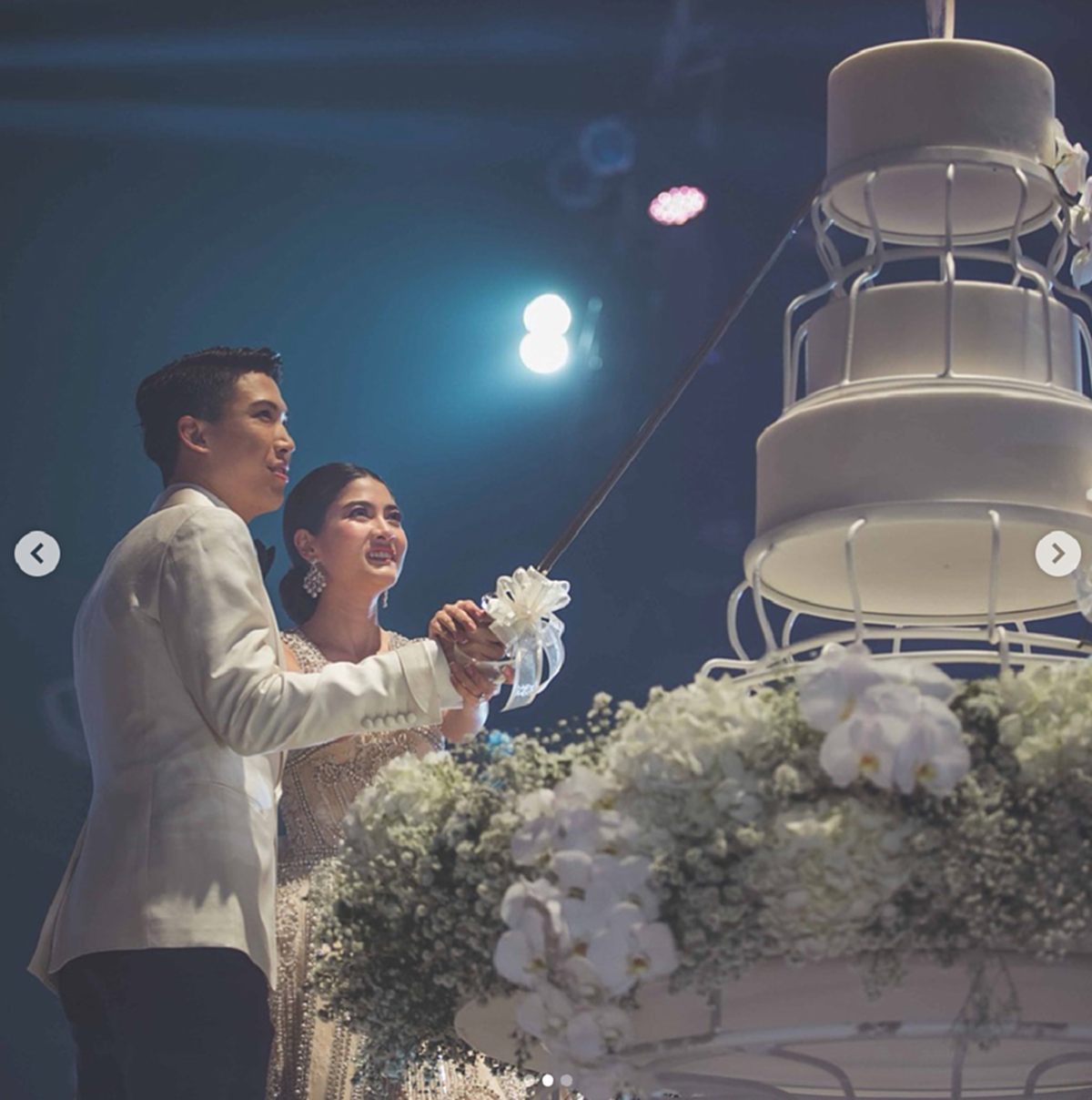 *สุดเวอร์วังอลังการ!!! งานวิวาห์คู่รักพันล้าน “มาร์กี้ ราศรี -ป๊อก ภัสสรกรณ์” จัดเต็มชุดเจ้าสาวสุดหรู พร้อมแหวนเพชร 4.1 กะรัต! คนบันเทิงร่วมงานคับคั่ง!!! (ชมคลิป+ภาพ)