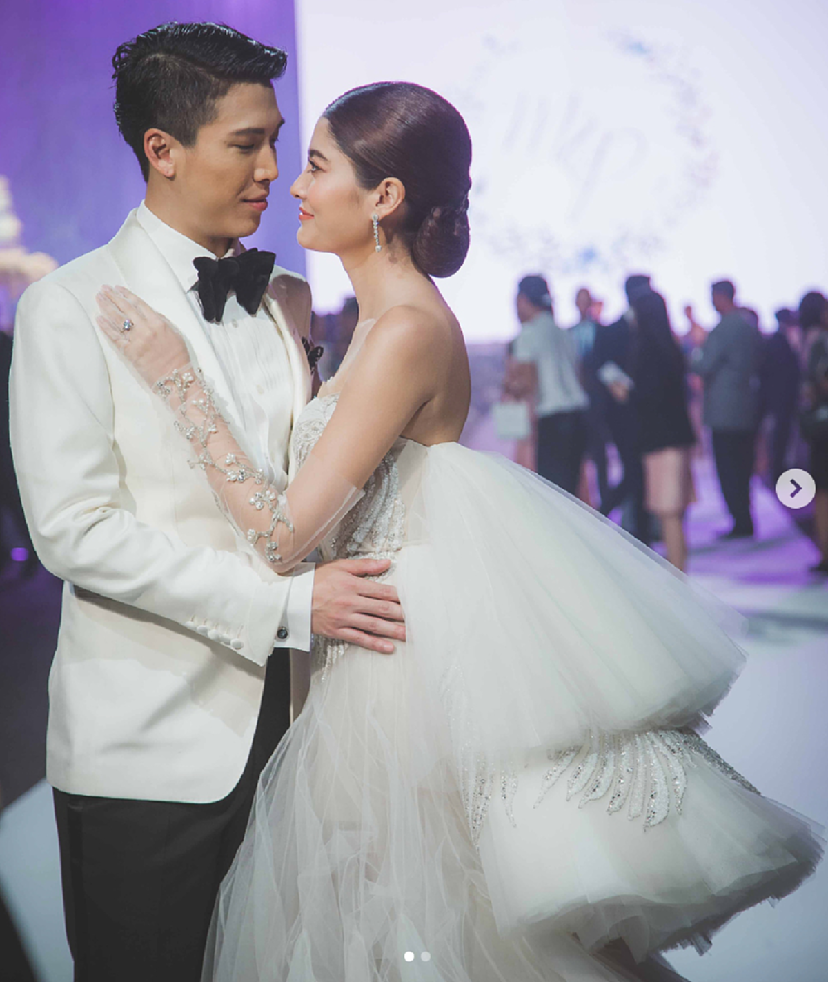 *สุดเวอร์วังอลังการ!!! งานวิวาห์คู่รักพันล้าน “มาร์กี้ ราศรี -ป๊อก ภัสสรกรณ์” จัดเต็มชุดเจ้าสาวสุดหรู พร้อมแหวนเพชร 4.1 กะรัต! คนบันเทิงร่วมงานคับคั่ง!!! (ชมคลิป+ภาพ)