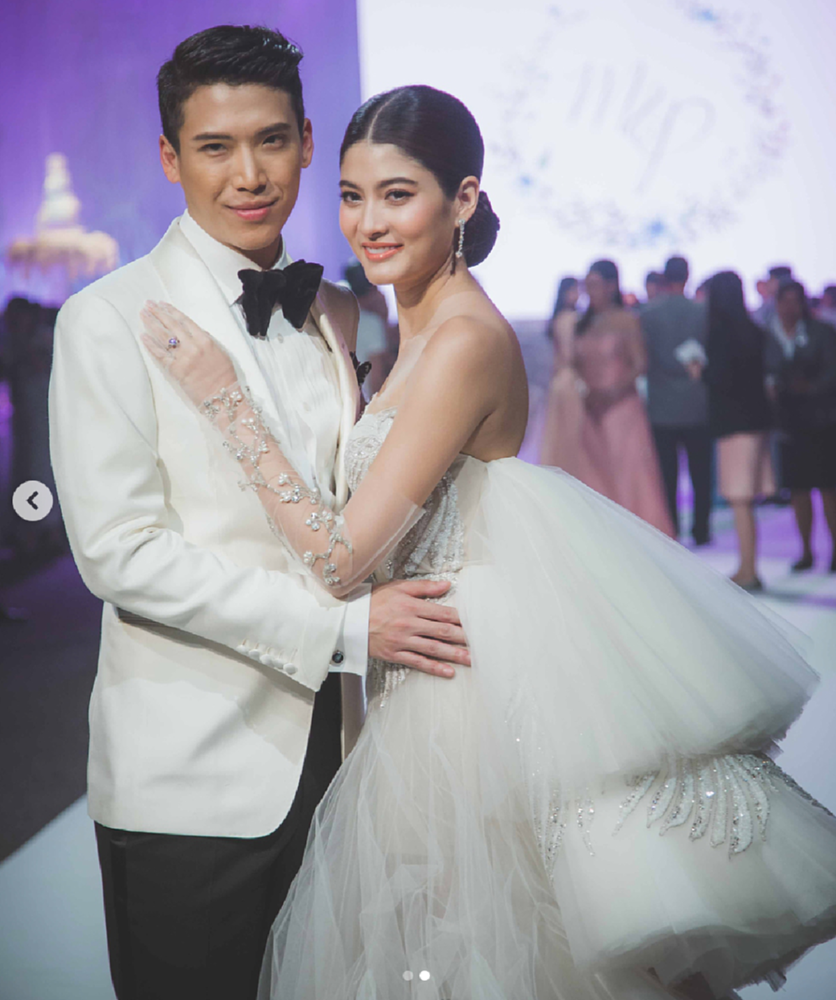 *สุดเวอร์วังอลังการ!!! งานวิวาห์คู่รักพันล้าน “มาร์กี้ ราศรี -ป๊อก ภัสสรกรณ์” จัดเต็มชุดเจ้าสาวสุดหรู พร้อมแหวนเพชร 4.1 กะรัต! คนบันเทิงร่วมงานคับคั่ง!!! (ชมคลิป+ภาพ)