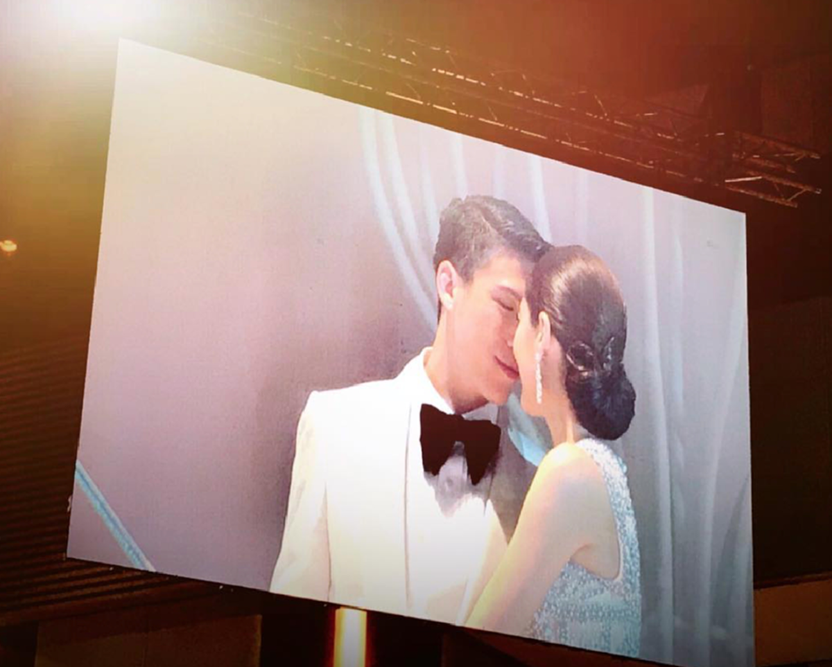 *สุดเวอร์วังอลังการ!!! งานวิวาห์คู่รักพันล้าน “มาร์กี้ ราศรี -ป๊อก ภัสสรกรณ์” จัดเต็มชุดเจ้าสาวสุดหรู พร้อมแหวนเพชร 4.1 กะรัต! คนบันเทิงร่วมงานคับคั่ง!!! (ชมคลิป+ภาพ)