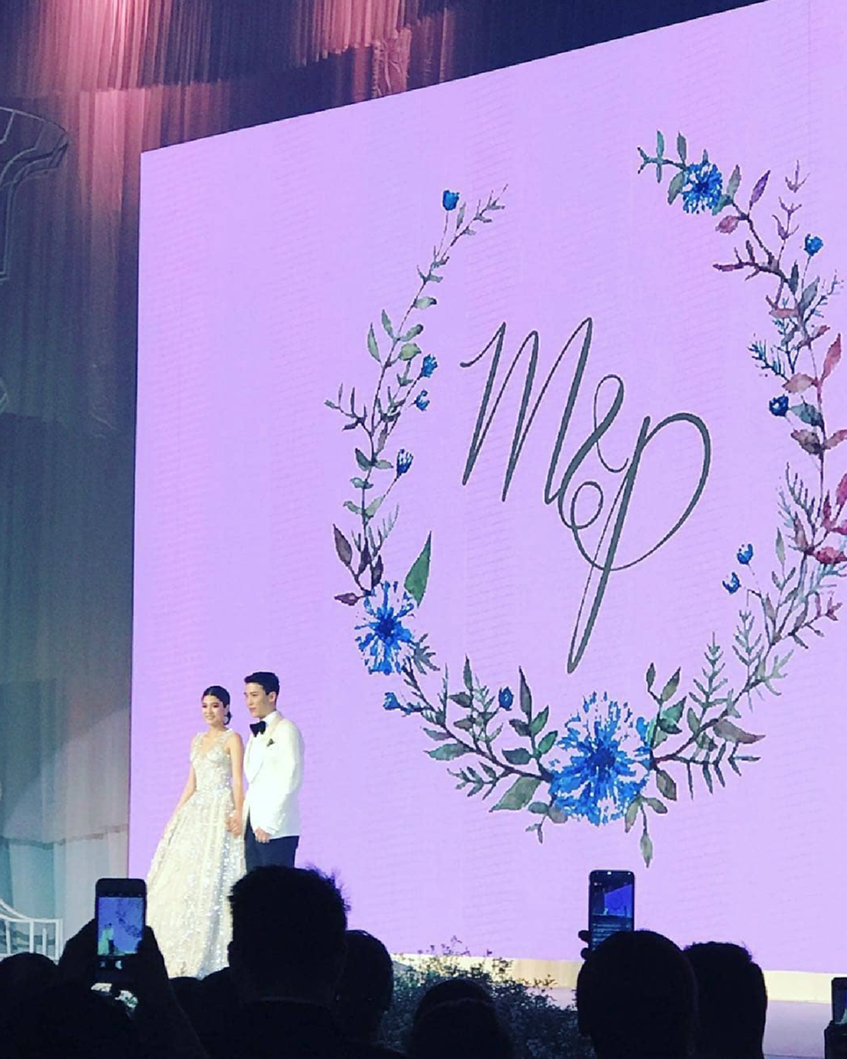 *สุดเวอร์วังอลังการ!!! งานวิวาห์คู่รักพันล้าน “มาร์กี้ ราศรี -ป๊อก ภัสสรกรณ์” จัดเต็มชุดเจ้าสาวสุดหรู พร้อมแหวนเพชร 4.1 กะรัต! คนบันเทิงร่วมงานคับคั่ง!!! (ชมคลิป+ภาพ)