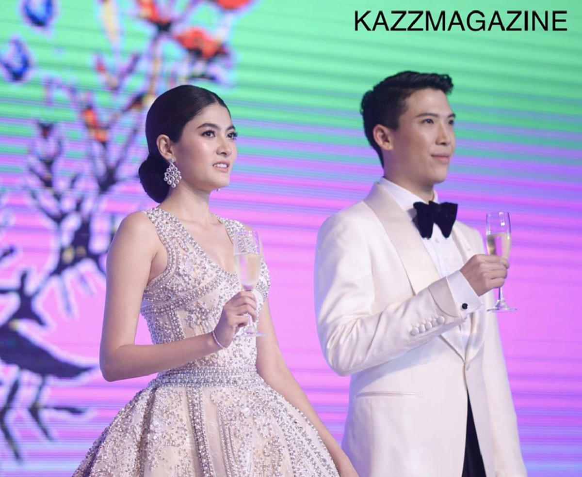 *สุดเวอร์วังอลังการ!!! งานวิวาห์คู่รักพันล้าน “มาร์กี้ ราศรี -ป๊อก ภัสสรกรณ์” จัดเต็มชุดเจ้าสาวสุดหรู พร้อมแหวนเพชร 4.1 กะรัต! คนบันเทิงร่วมงานคับคั่ง!!! (ชมคลิป+ภาพ)