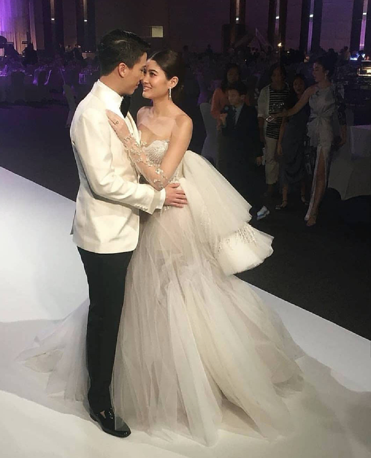 *สุดเวอร์วังอลังการ!!! งานวิวาห์คู่รักพันล้าน “มาร์กี้ ราศรี -ป๊อก ภัสสรกรณ์” จัดเต็มชุดเจ้าสาวสุดหรู พร้อมแหวนเพชร 4.1 กะรัต! คนบันเทิงร่วมงานคับคั่ง!!! (ชมคลิป+ภาพ)