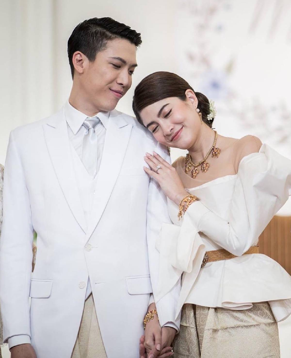 *สุดเวอร์วังอลังการ!!! งานวิวาห์คู่รักพันล้าน “มาร์กี้ ราศรี -ป๊อก ภัสสรกรณ์” จัดเต็มชุดเจ้าสาวสุดหรู พร้อมแหวนเพชร 4.1 กะรัต! คนบันเทิงร่วมงานคับคั่ง!!! (ชมคลิป+ภาพ)