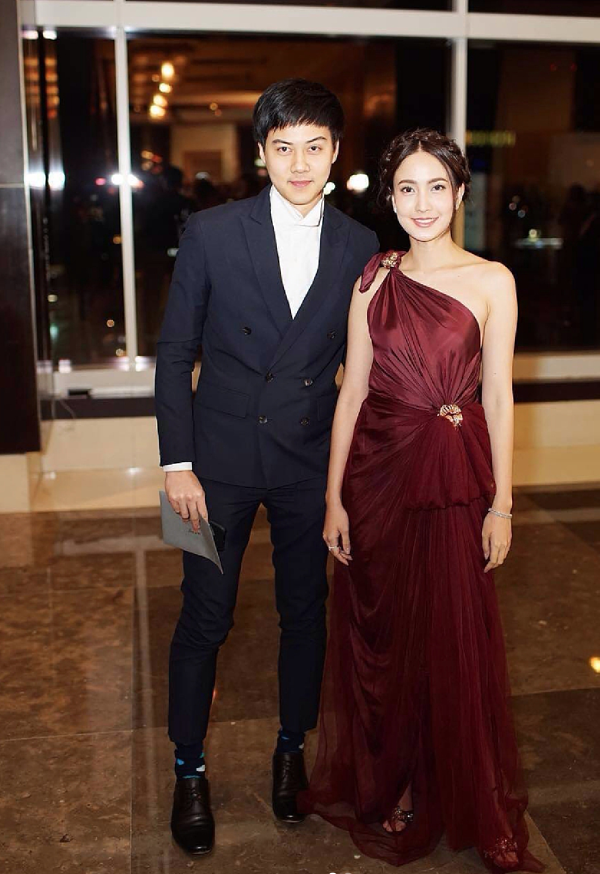 *สุดเวอร์วังอลังการ!!! งานวิวาห์คู่รักพันล้าน “มาร์กี้ ราศรี -ป๊อก ภัสสรกรณ์” จัดเต็มชุดเจ้าสาวสุดหรู พร้อมแหวนเพชร 4.1 กะรัต! คนบันเทิงร่วมงานคับคั่ง!!! (ชมคลิป+ภาพ)