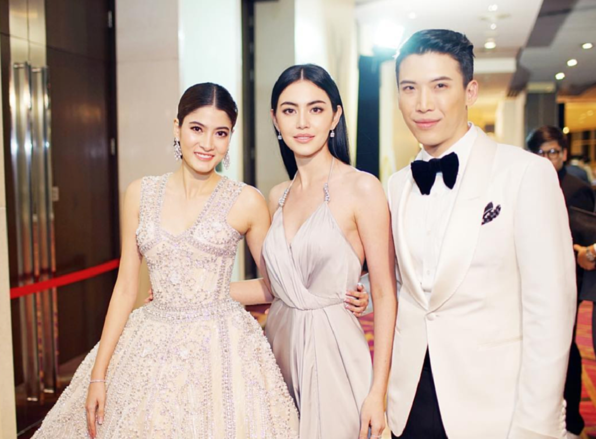 *สุดเวอร์วังอลังการ!!! งานวิวาห์คู่รักพันล้าน “มาร์กี้ ราศรี -ป๊อก ภัสสรกรณ์” จัดเต็มชุดเจ้าสาวสุดหรู พร้อมแหวนเพชร 4.1 กะรัต! คนบันเทิงร่วมงานคับคั่ง!!! (ชมคลิป+ภาพ)