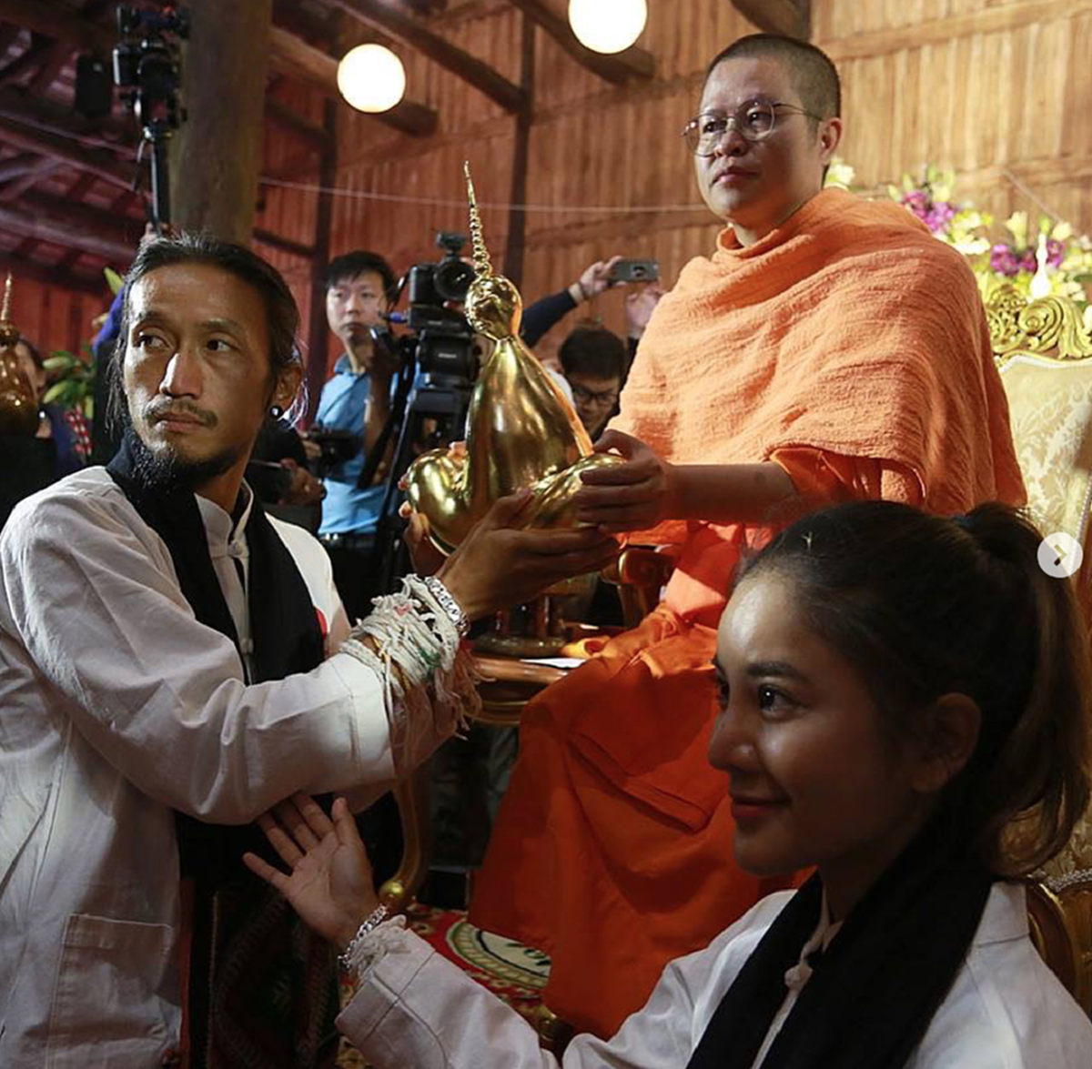 *ไม่บอกก็ไม่รู้!!! แชร์สนั่นภาพ “ตูน บอดี้สแลม”และ “ก้อย รัชวิน” เข้าพิธีบายศรีสู่ขวัญ งานนี้ชาวเน็ตต้องขยี้ตาแรงนึกว่างานแต่งงานแบบคนพื้นบ้าน!!!  (ชมคลิป)