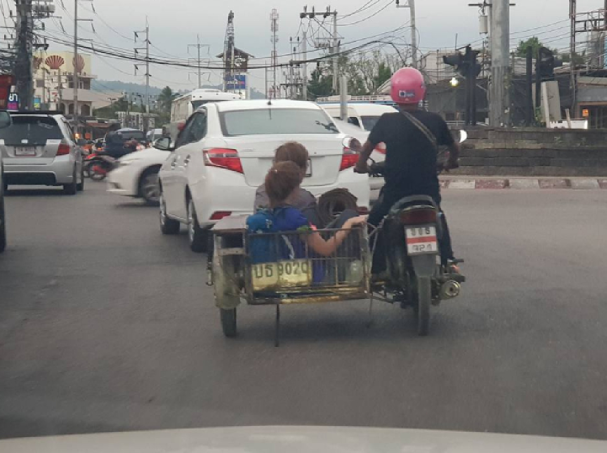 เพราะ..ที่นี่เมืองไทย!! แชร์สนั่นภาพต่างชาติชาย-หญิงนั่งซาเล้งมีชายไทยเป็นคนขับ กับเรื่องราวน่ารักๆ ที่ชาวเน็ตต้องเม้นท์รัวๆ (คลิป)