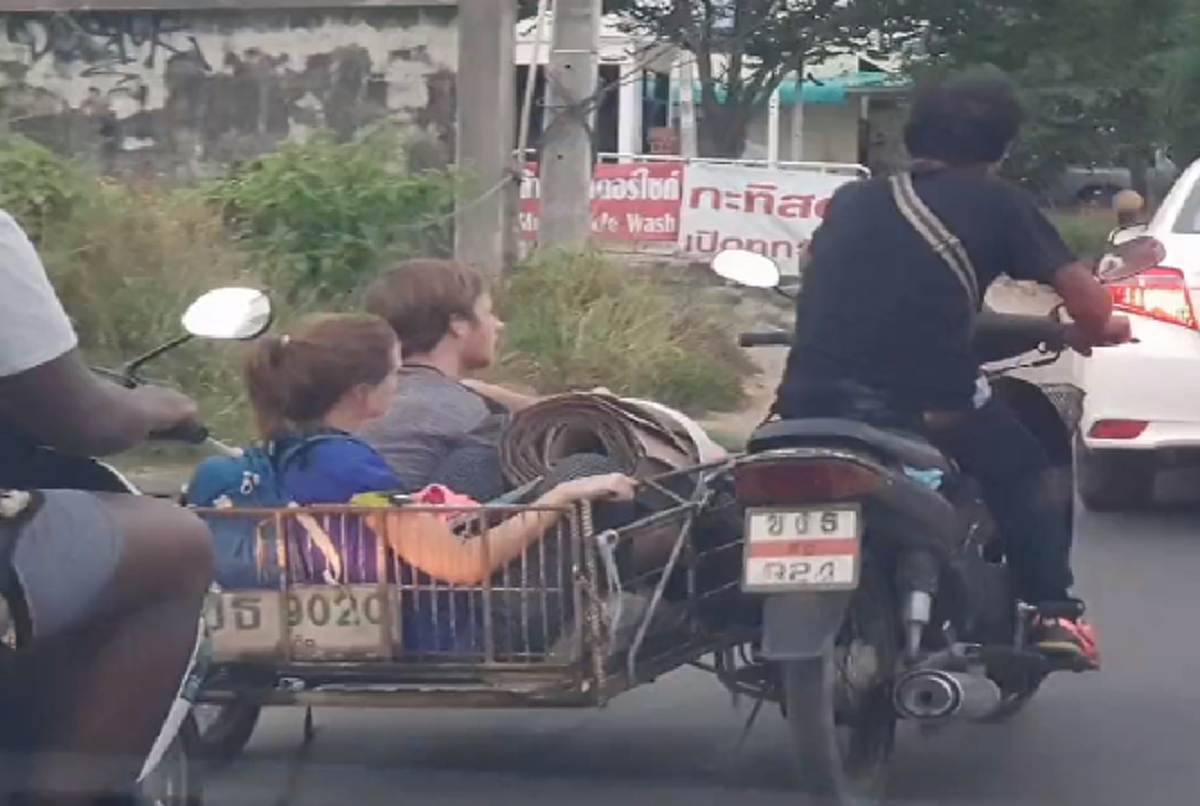 เพราะ..ที่นี่เมืองไทย!! แชร์สนั่นภาพต่างชาติชาย-หญิงนั่งซาเล้งมีชายไทยเป็นคนขับ กับเรื่องราวน่ารักๆ ที่ชาวเน็ตต้องเม้นท์รัวๆ (คลิป)