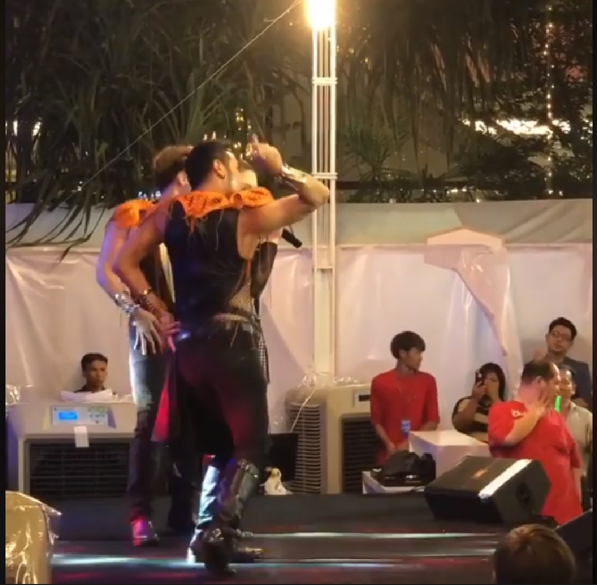 เจ๊เสื้อแดงแย่งซีน... !!!เต้นขนาดนี้ขึ้นบนเวทีเลยดีกว่า มีคลิป