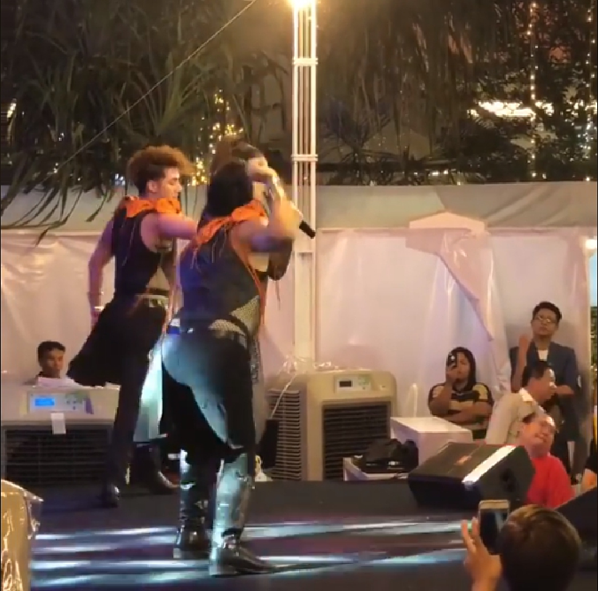 เจ๊เสื้อแดงแย่งซีน... !!!เต้นขนาดนี้ขึ้นบนเวทีเลยดีกว่า มีคลิป