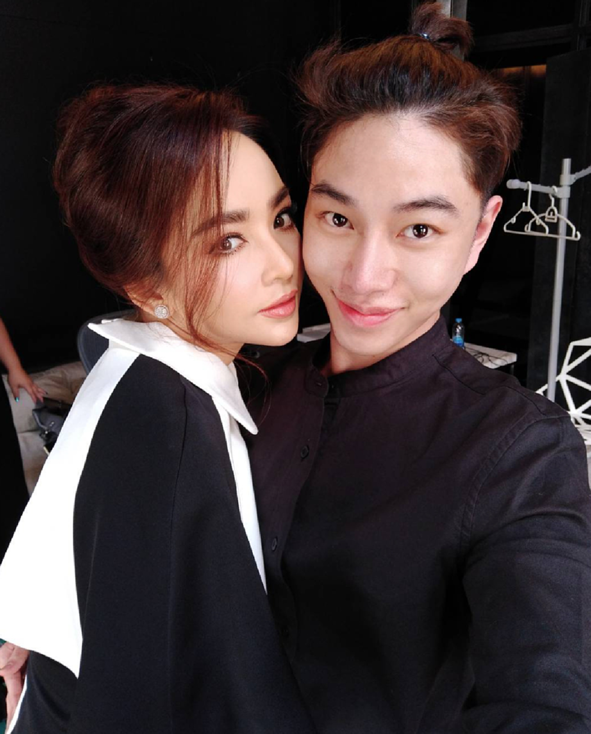 *เปิดชีวิตสุดทึ่ง!!! “เมคอัพชื่อดัง” จากช่างแต่งหน้าราคา 700 สู่ช่างแต่งหน้า "ร้อยล้าน" ที่ขนาดซุปตาร์ "อั้ม-พัชราภา" ยังต้องต่อคิวแต่ง!!!