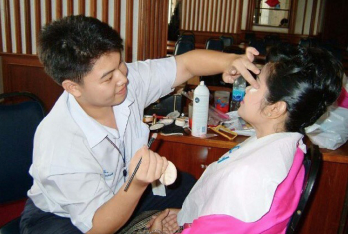 *เปิดชีวิตสุดทึ่ง!!! “เมคอัพชื่อดัง” จากช่างแต่งหน้าราคา 700 สู่ช่างแต่งหน้า "ร้อยล้าน" ที่ขนาดซุปตาร์ "อั้ม-พัชราภา" ยังต้องต่อคิวแต่ง!!!