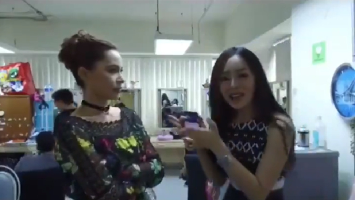 ถึงกับไปต่อไม่ถูก !!! เมื่อ "เส้นด้าย สอดอstyle" มีโอกาสเจอ "มาช่า" พร้อมเรียกว่า "คุณแม่" แต่ถูกตอบกลับจนหน้าหงายเงิบ !? (ชมคลิป)