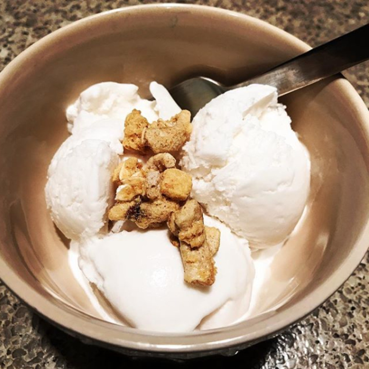 เปิดภาพ อุ้ม สิริยากร กับบทบาทแม่ศรีเรือนของผู้หญิงไทยในต่างแดน