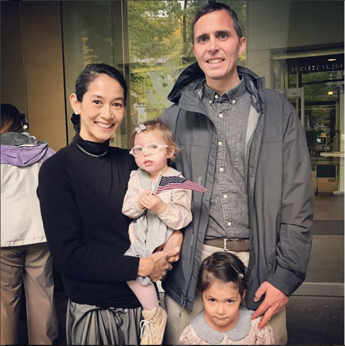 เปิดภาพ อุ้ม สิริยากร กับบทบาทแม่ศรีเรือนของผู้หญิงไทยในต่างแดน