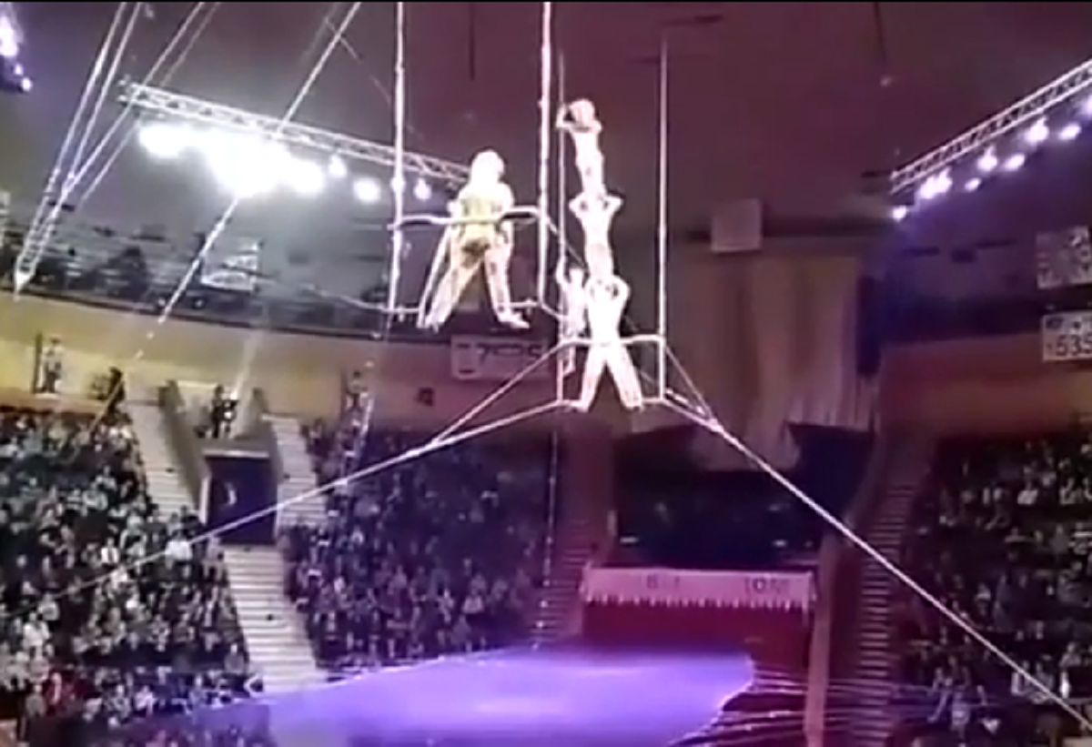 ดูแล้วใจหายวาบ!!!! เผยคลิปวินาทีนักกายกรรมคว้าพลาด ดิ่งร่วงสู่เบื้องล่างชวนสยอง ผู้ชมนับร้อยต่างพากันกรีดร้อง!!!! (ชมคลิป)