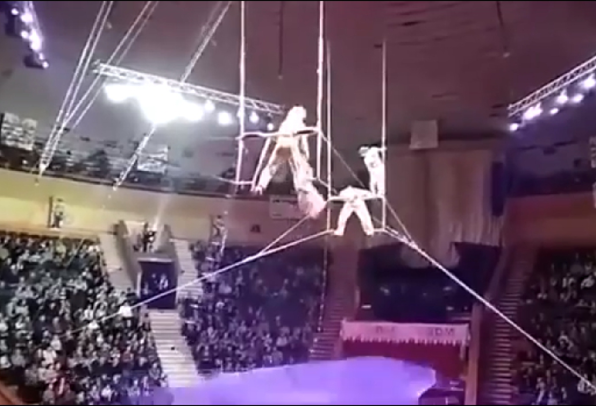 ดูแล้วใจหายวาบ!!!! เผยคลิปวินาทีนักกายกรรมคว้าพลาด ดิ่งร่วงสู่เบื้องล่างชวนสยอง ผู้ชมนับร้อยต่างพากันกรีดร้อง!!!! (ชมคลิป)